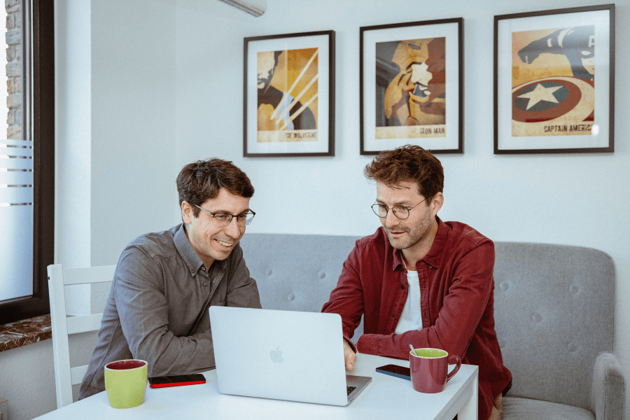 Fabian Jaeckert and Benjamin O’Daniel at a laptop